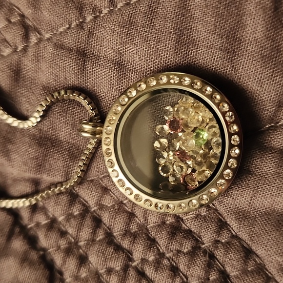 2 Pendants that open and hold small items in side - Picture 2 of 10